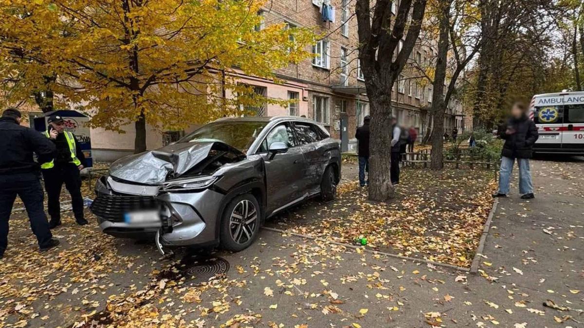 ДТП на Салютній у Києві: постраждали мати з немовлям Розбитий автомобіль в осінньому Києві