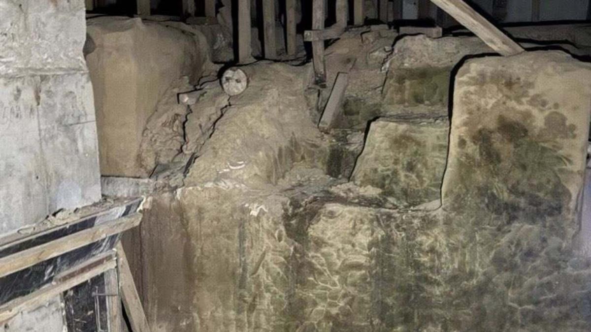 Залишки великого муру часів Київської Русі, знайдені під будинком архітектора Шілле на вулиці Ярославів Вал, 10