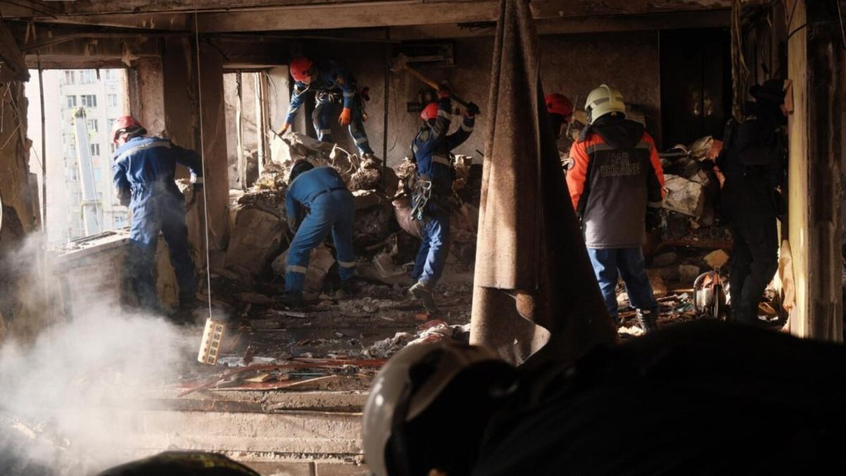 Рятувальники розбирають завали житлового будинку, пошкодженого російським обстрілом Києва 14 листопада 2025 року