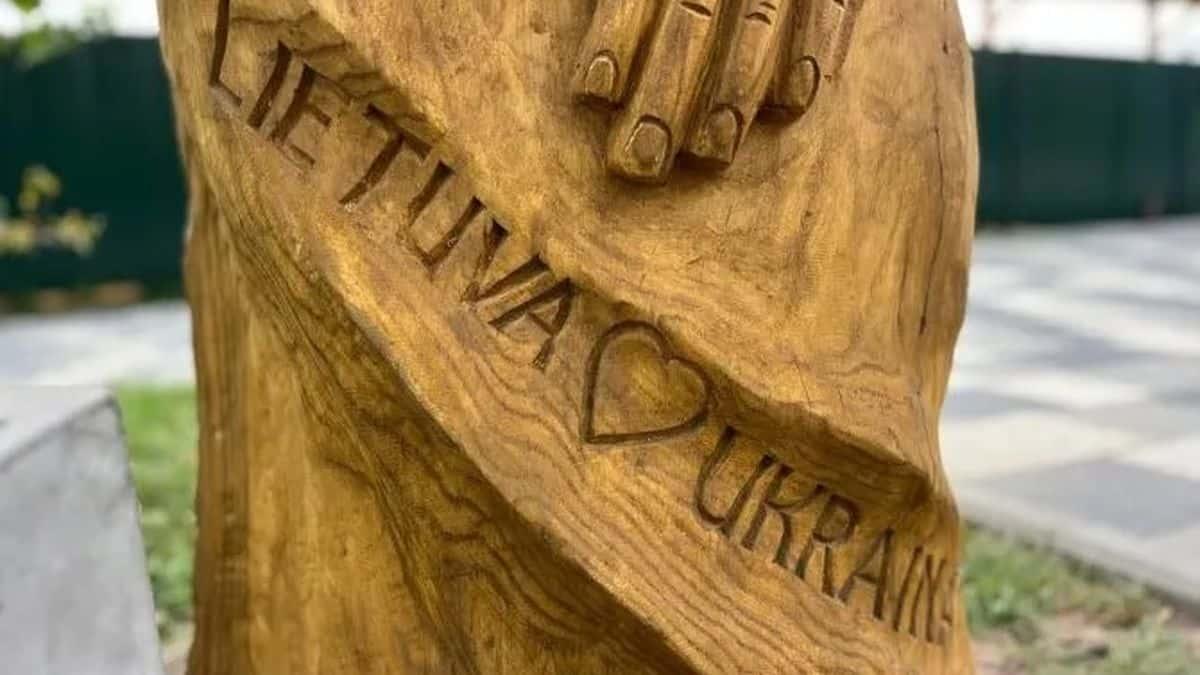 Бородянка: у ліцеї відкрили символ дружби України та Литви — скульптуру Рупінтойяліса Крупний план дерев’яної скульптури в Бородянці з різьбленим написом