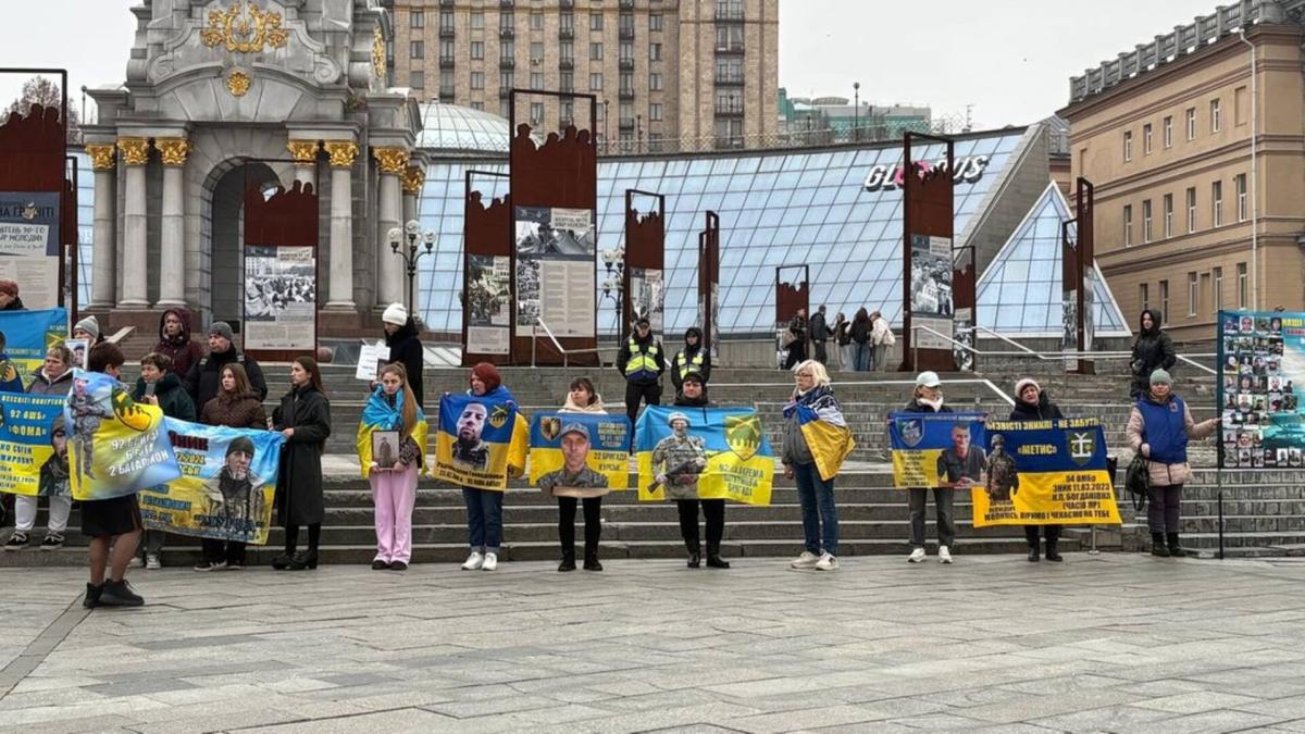 Акція на Майдані Незалежності в Києві «Голос тиші» родин полонених та зниклих безвісти