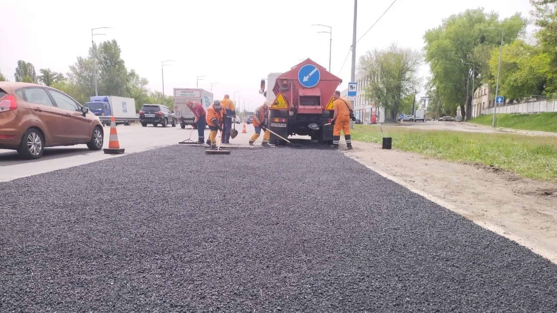 «Сірі бджоли»: актор із Донбасу розповів про свою роль у фільмі про прифронтове село Ремонт дороги, комунальники кладуть новий асфальт і працюють цілою командою на дорозі