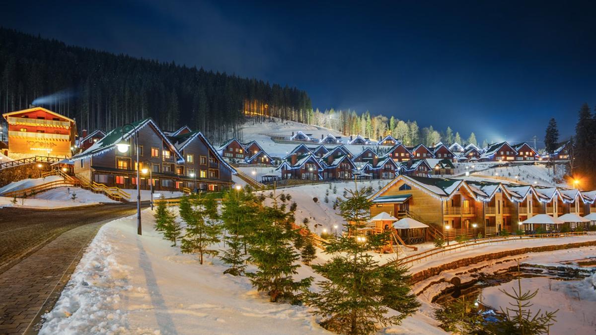 Буковель вночі – будинки, які підсвічуються