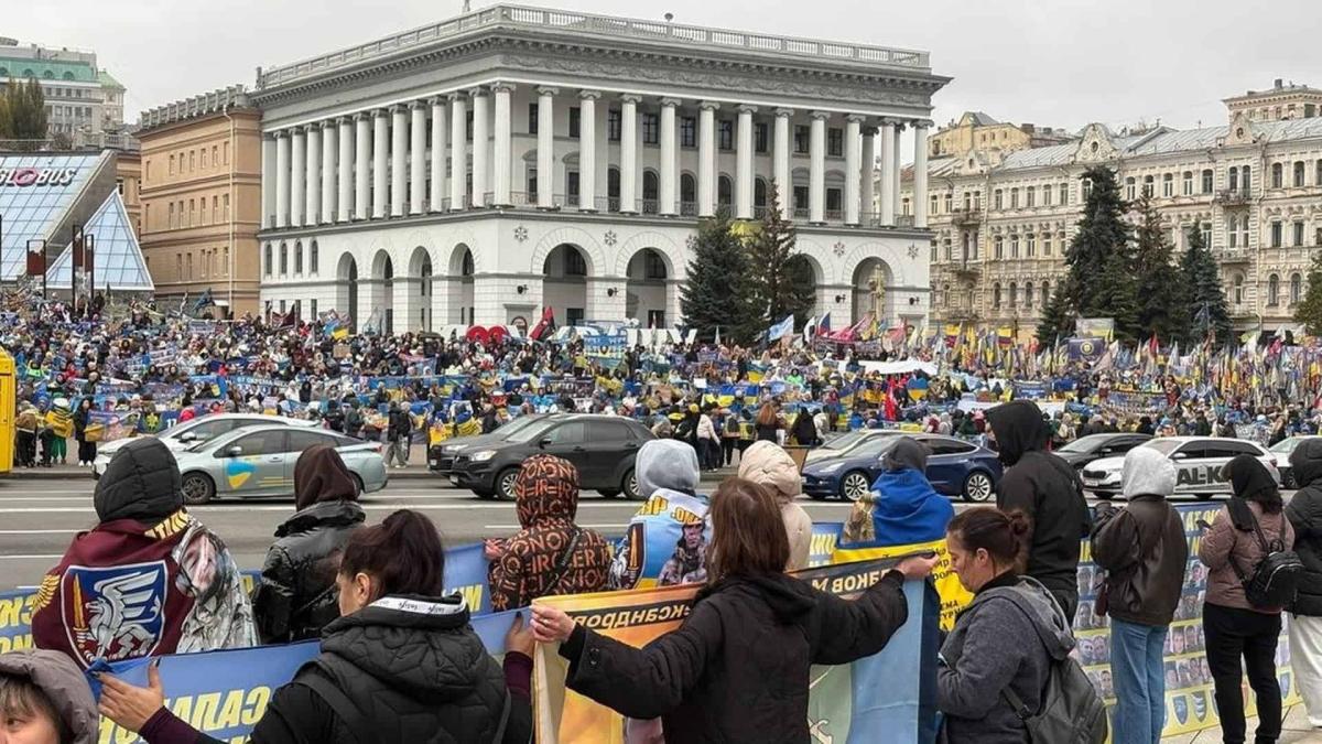 Тисячі людей на Майдані вшанували зниклих оборонців акцією «Об’єднані тишею» Десятки людей тримають прапори з фотографіями зниклих безвісти бійців