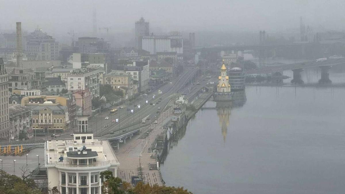 Київрада змінила земельні правила в столиці: пояснюємо деталі Пейзаж осіннього Києва, вид на Поділ, річку Дніпро і Набережну