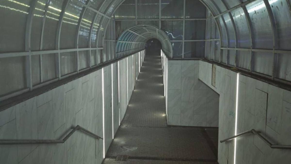 Довгий підземний пішохідний перехід з арковим прозорим дахом