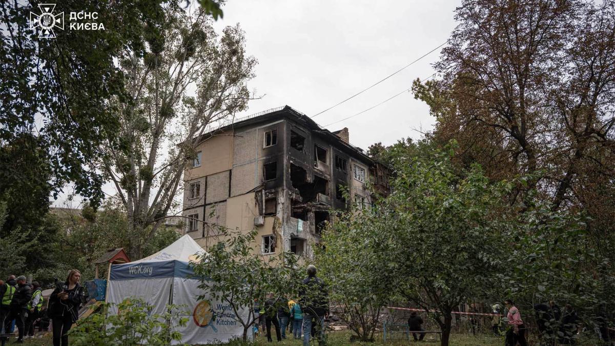Солом'янка після обстрілу: 91 будинок пошкоджено, 300 вікон закрито Зруйнована будівля внаслідок повітряного удару армії РФ