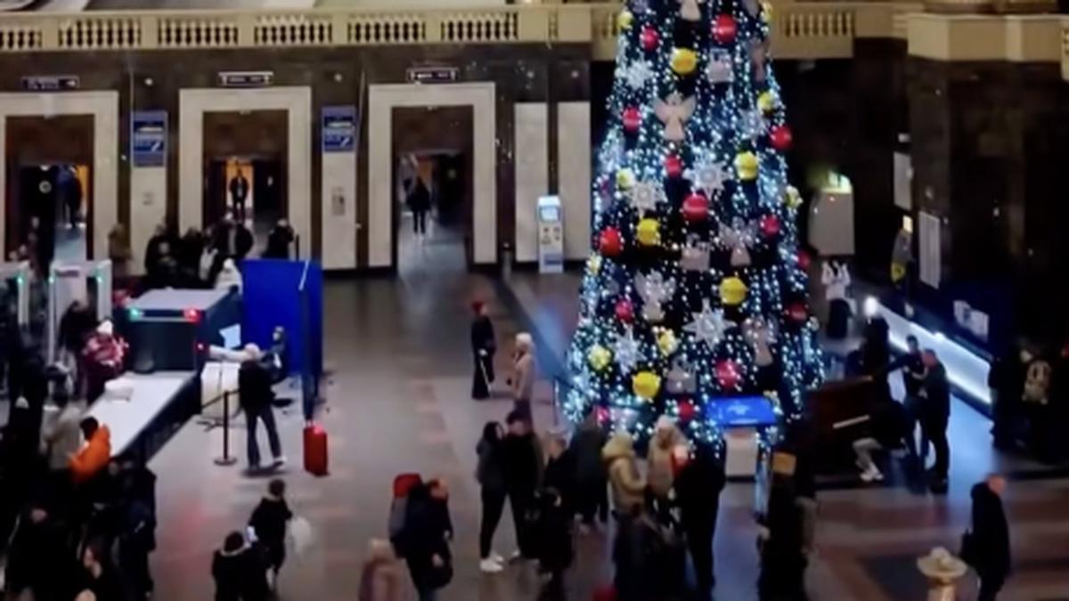 Центральна ялинка на залізничному вокзалі Києва