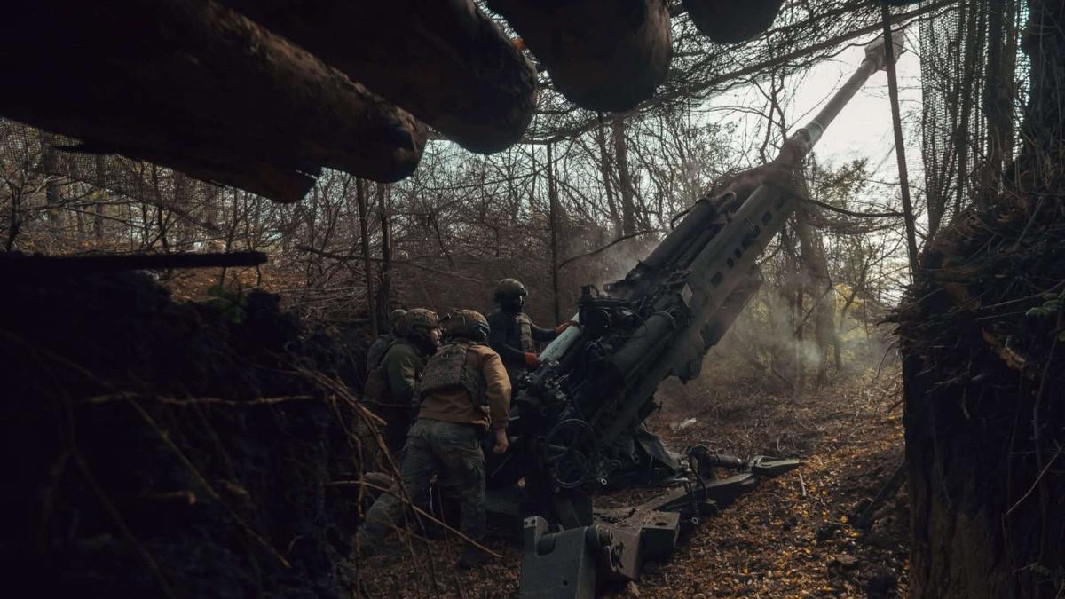РФ втратила 1050 військових і 25 одиниць техніки Українські військові на бойовій позиції десь в лісосмузі роблять постріл з бойової машини