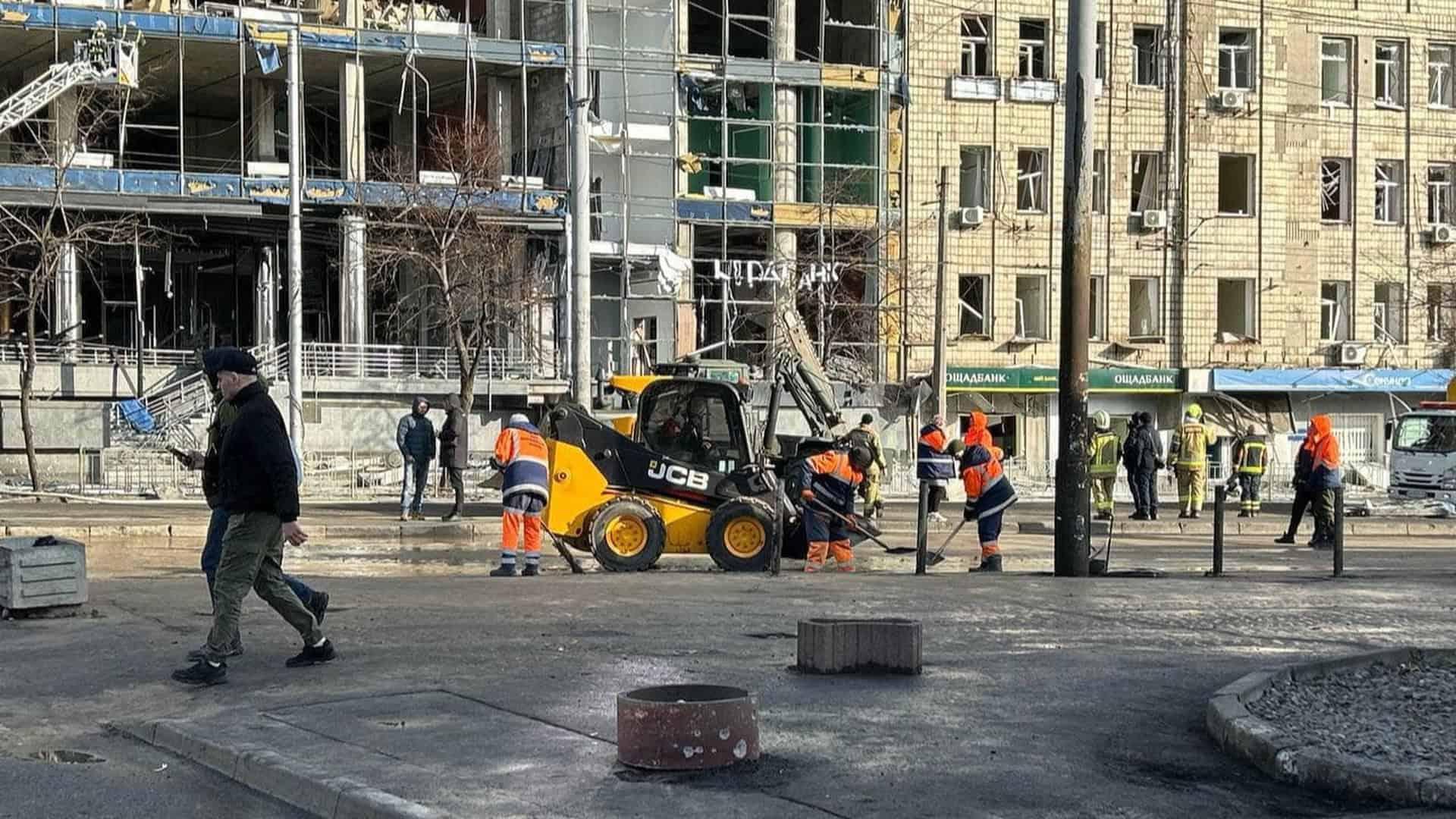 «Сірі бджоли»: актор із Донбасу розповів про свою роль у фільмі про прифронтове село Ремонтні роботи на одній з вулиць Києва, кілька працівників дорожньої служби з лопатами ремонтують дорогу