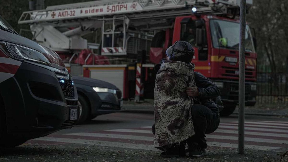 Наймолодшому постраждалому в Києві 2 роки: загалом 30 травмованих Маленький хлопчик стоїть замотаний в ковдру біля пожежної машини в Києві