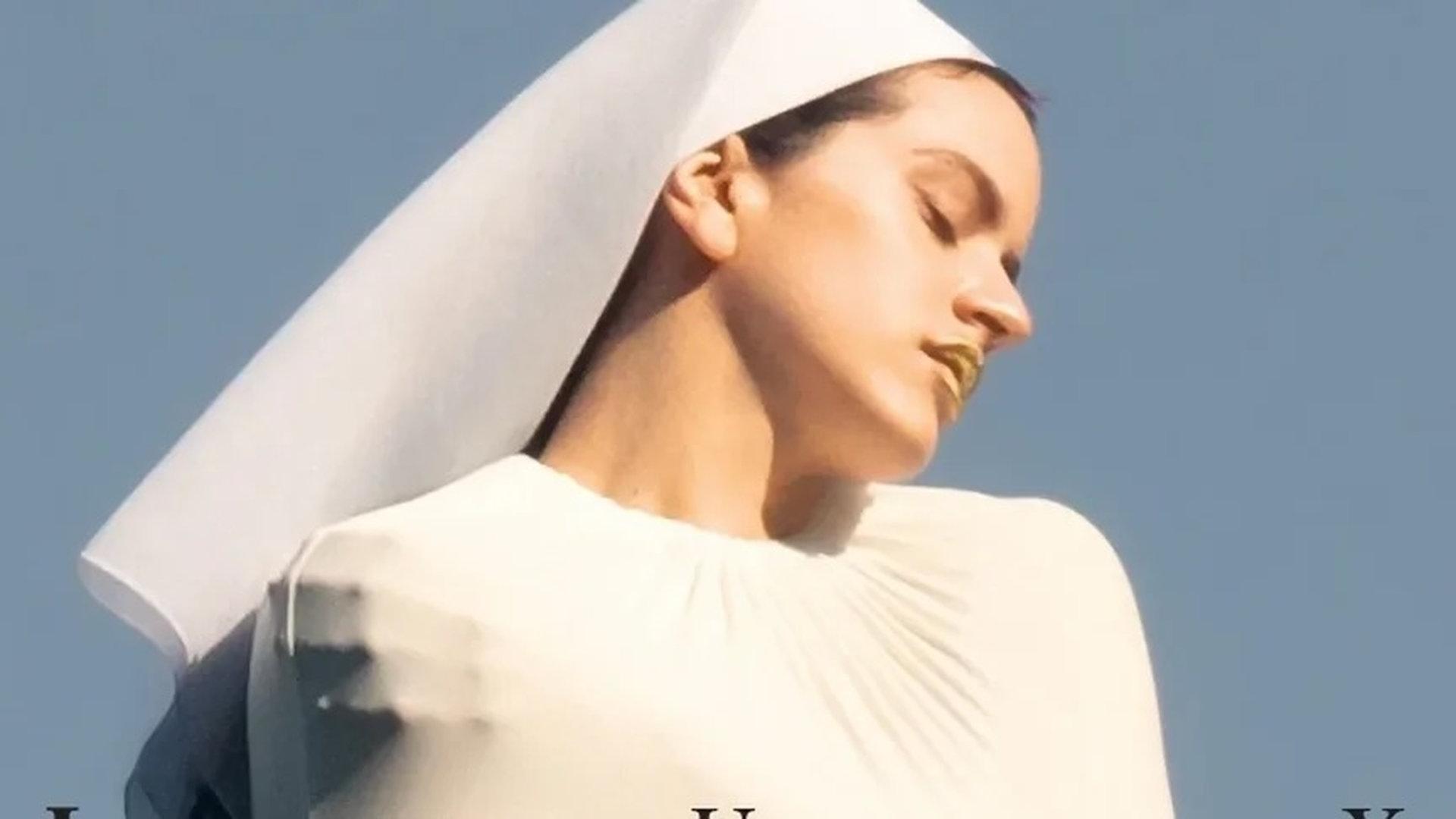 Крупний план жінки в білому вбранні, схожому на чернече, з золотою помадою на губах