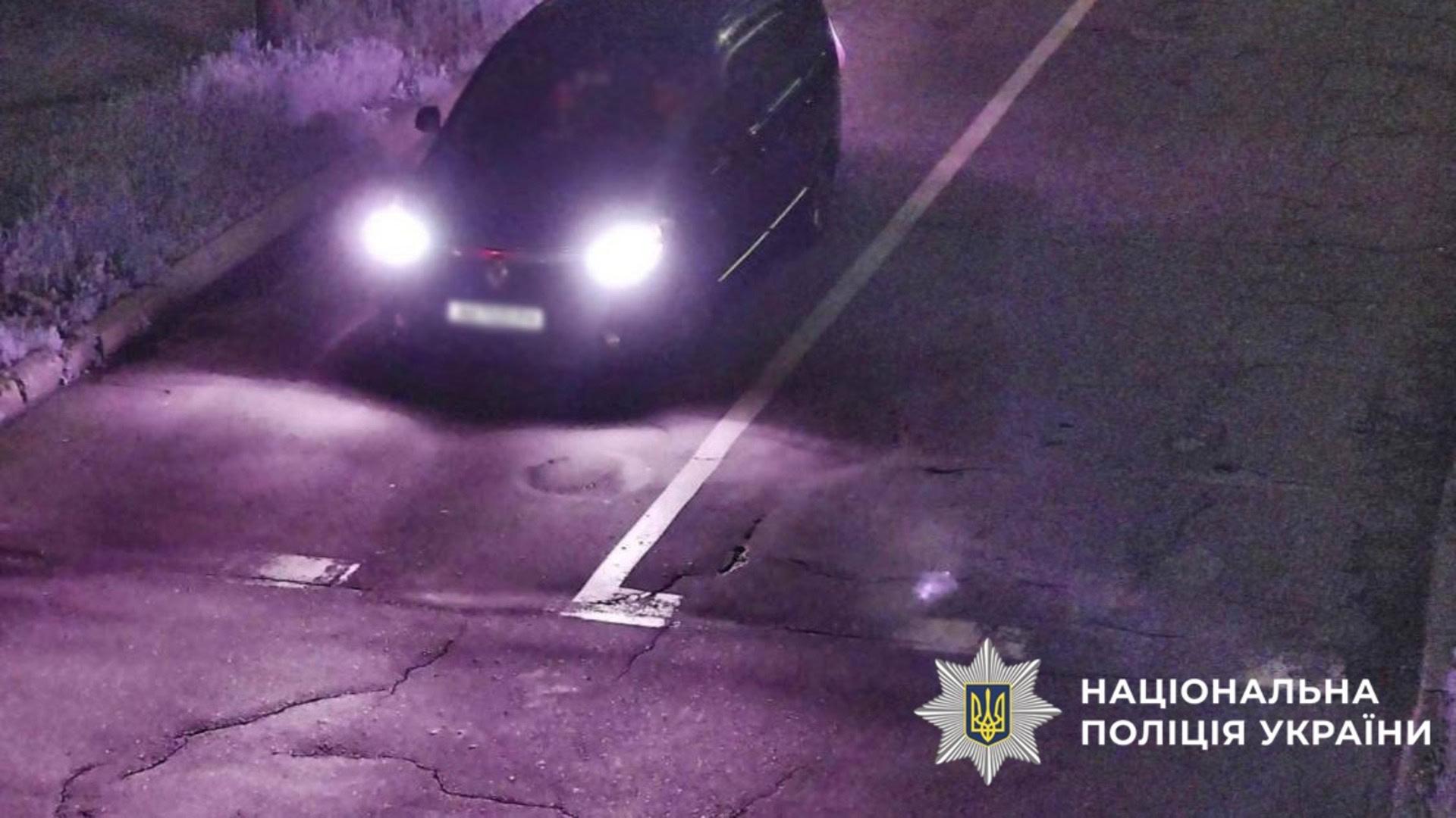 Автівка підозрюваних на кадрі з камери відеоспостереження