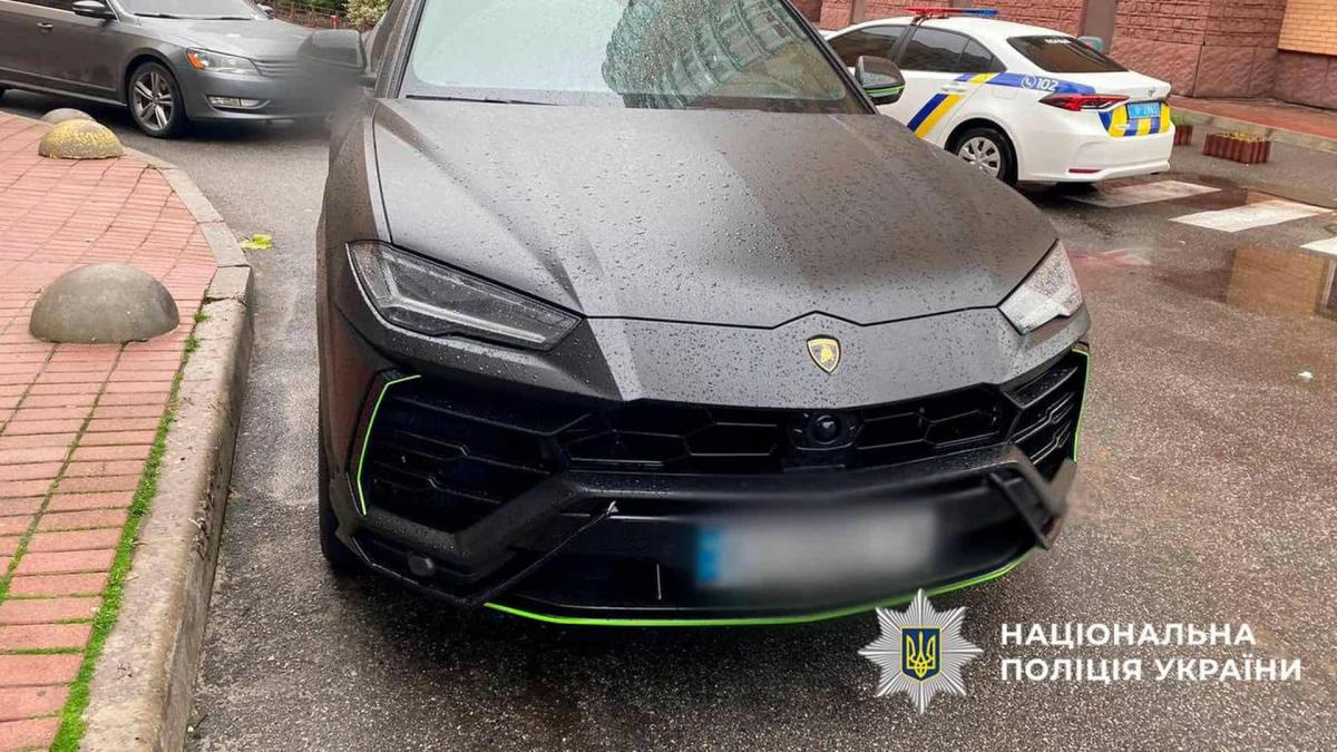 32-річний блогер знайдений мертвим на Оболоні (оновлено) Автомобіль марки Ламборгіні із заблюреними номерами стоїть в одному з Дворів Києва
