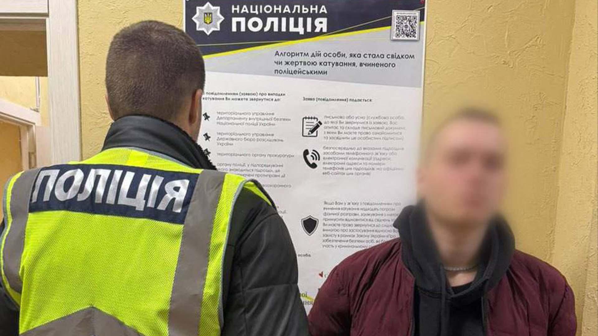 Чоловік із заблюреним обличчям