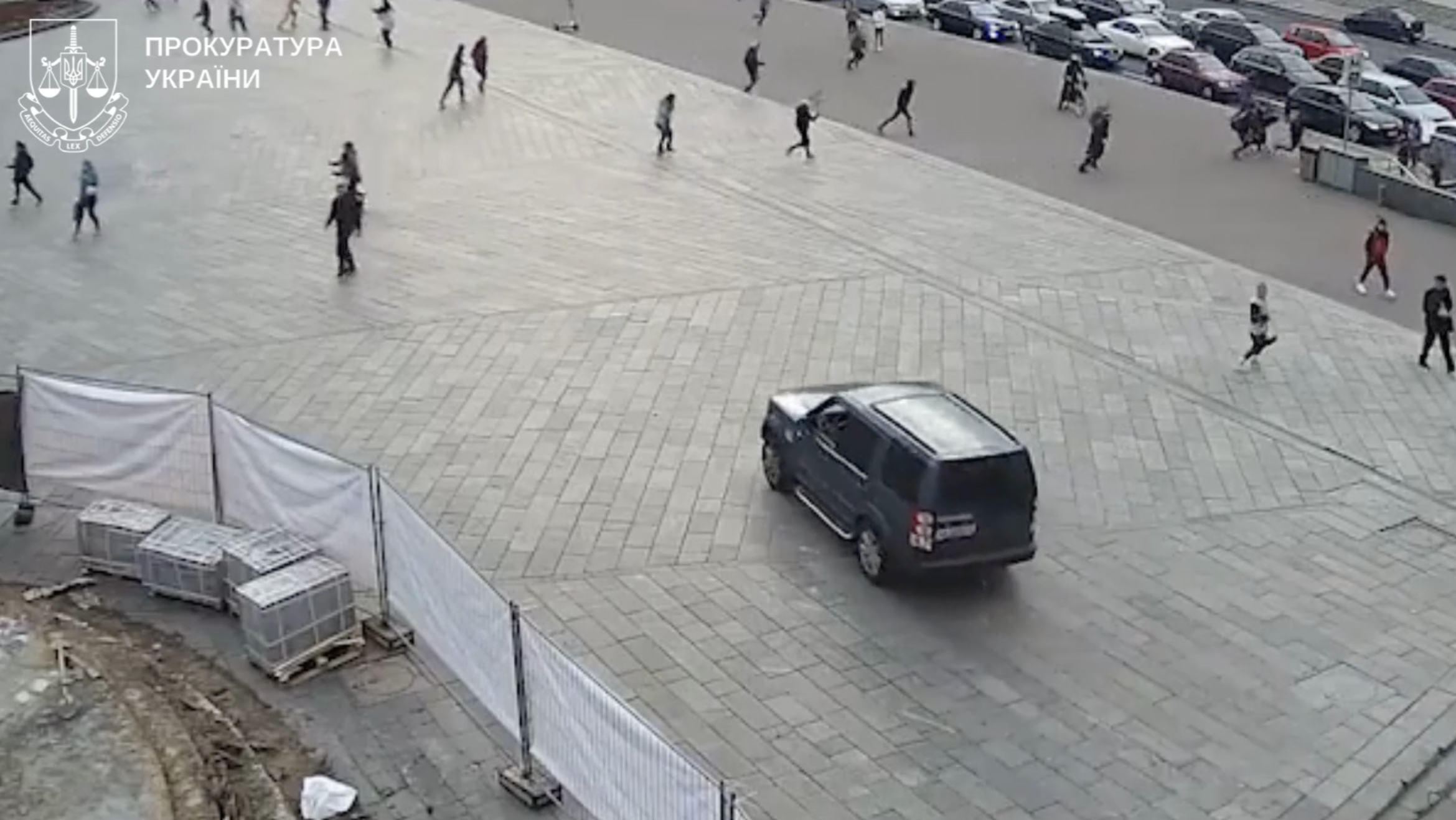 Автомобіль їде по пішохідній частині Майдана Незалежності