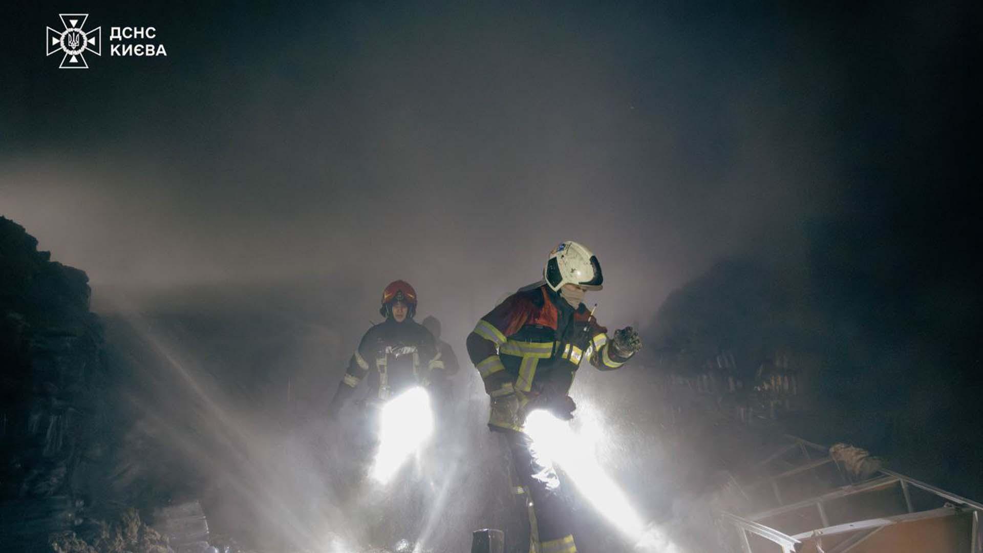 Рятувальники проходять по завалам