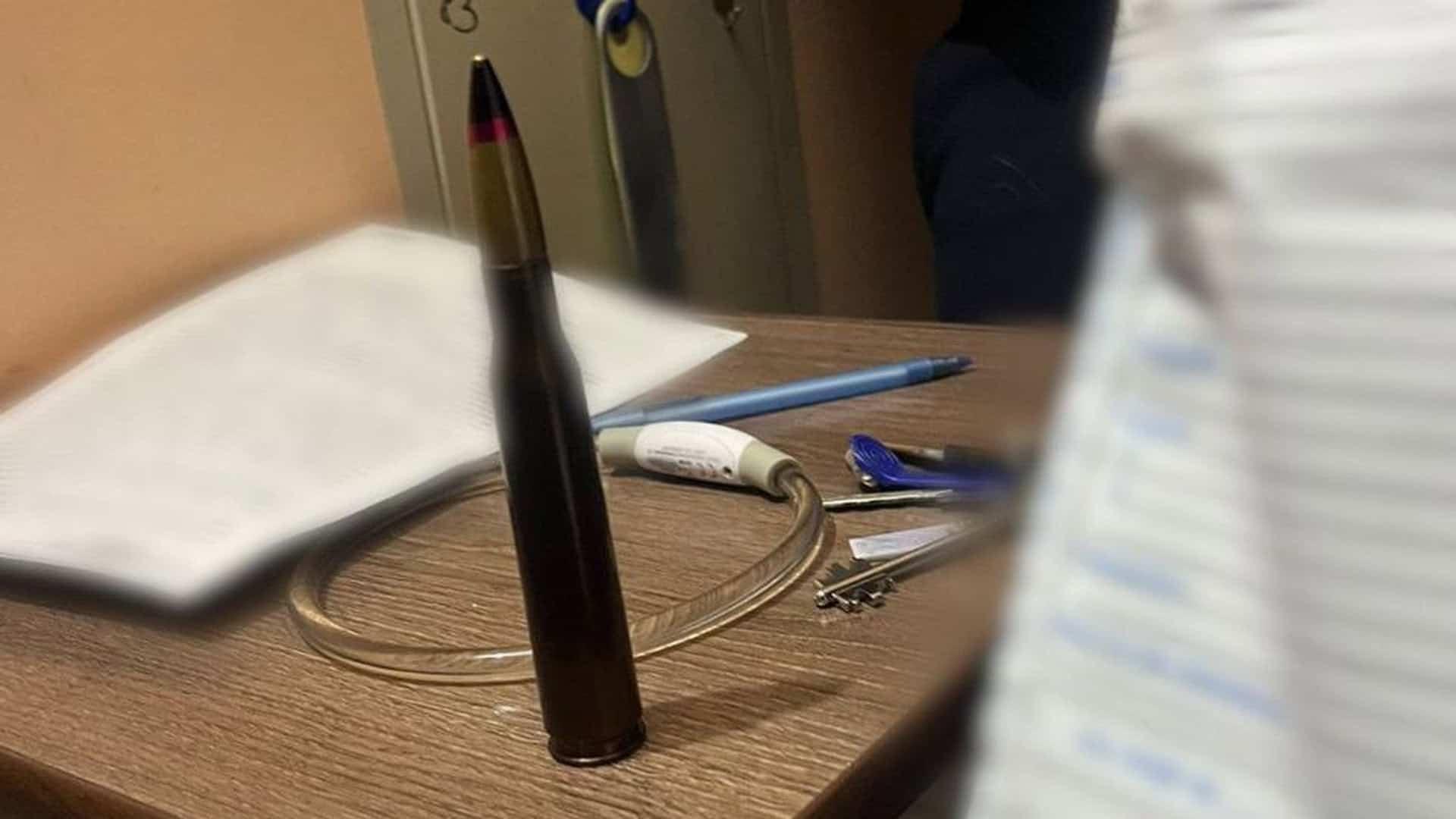 «Допоможіть закутати дитину»: перші хвилини після атаки Києва Бойовий снаряд стоїть на столі в житловому будинку