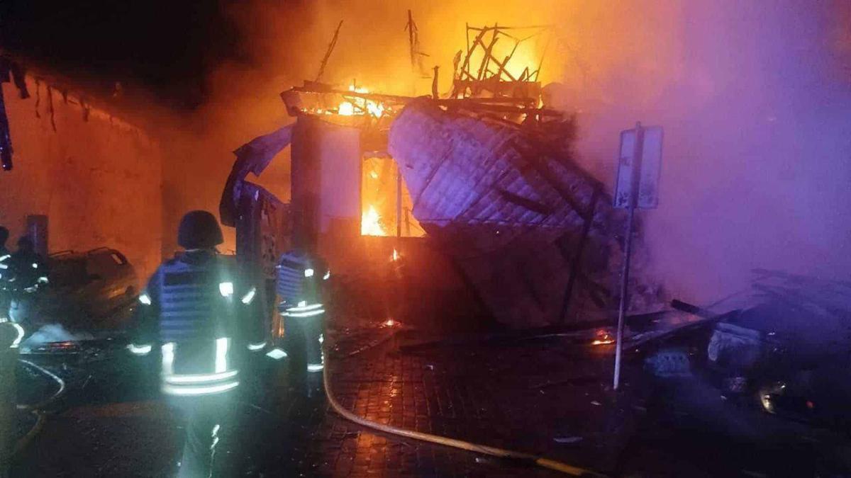 Броварський район під ударом: горять приватний будинок та міні-маркет Пожежники гасять вогонь, який охопив невелику будівлю