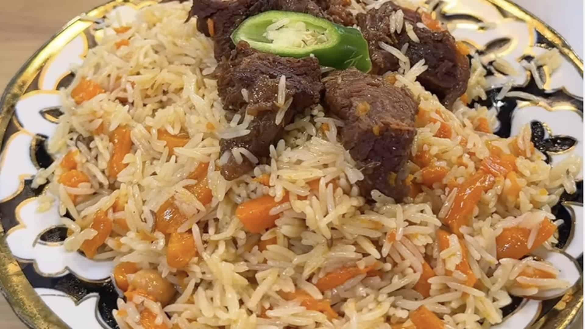Тарілка з узбецьким пловом