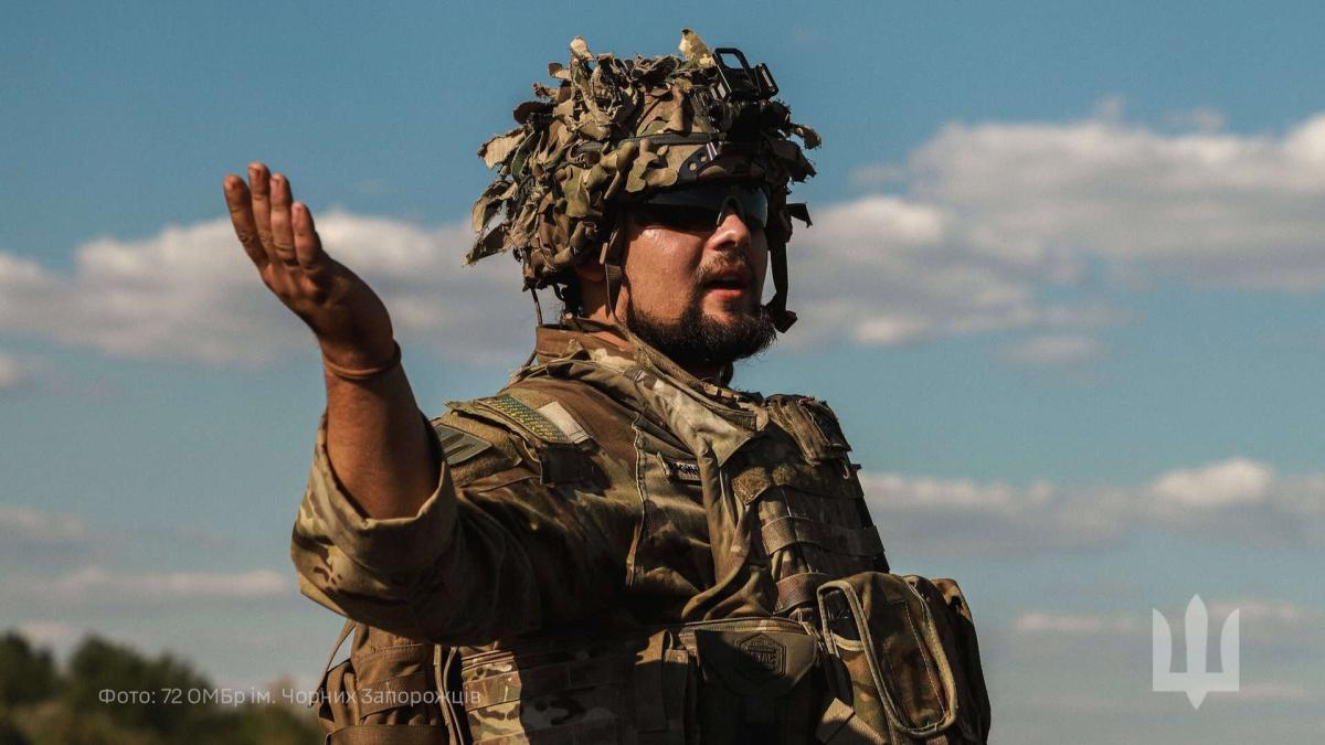 Київрада виділила 4 млрд грн на підтримку військових Воїн ЗСУ стоїть на фоні блакитного неба з білими хмарами і щось розповідає
