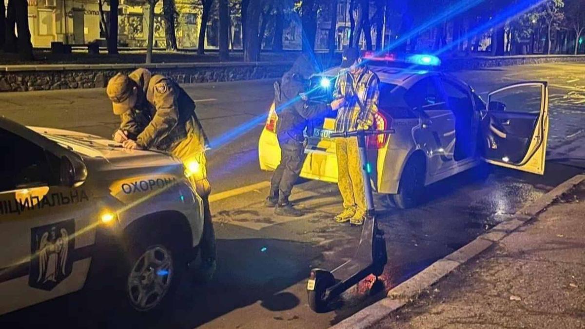 У Києві затримали п’яного чоловіка, який уночі катався на самокаті під час комендантської години Поліцейські зупинили чоловіка з електросамокатом уночі