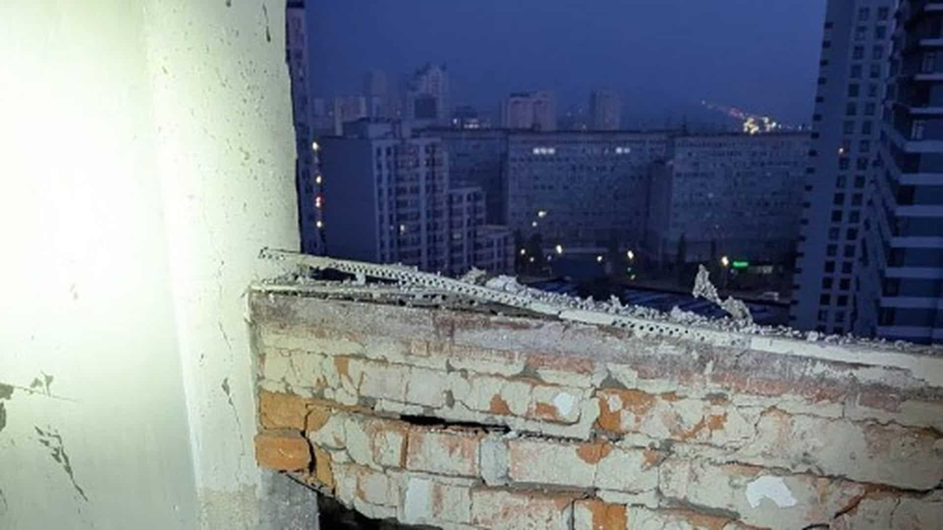 Актори Молодого театру після вистави нагадали про справу Андрія Білоуса, якого звинувачують у домаганнях Будинок з дірою в стіні через атаку «Шахеда»