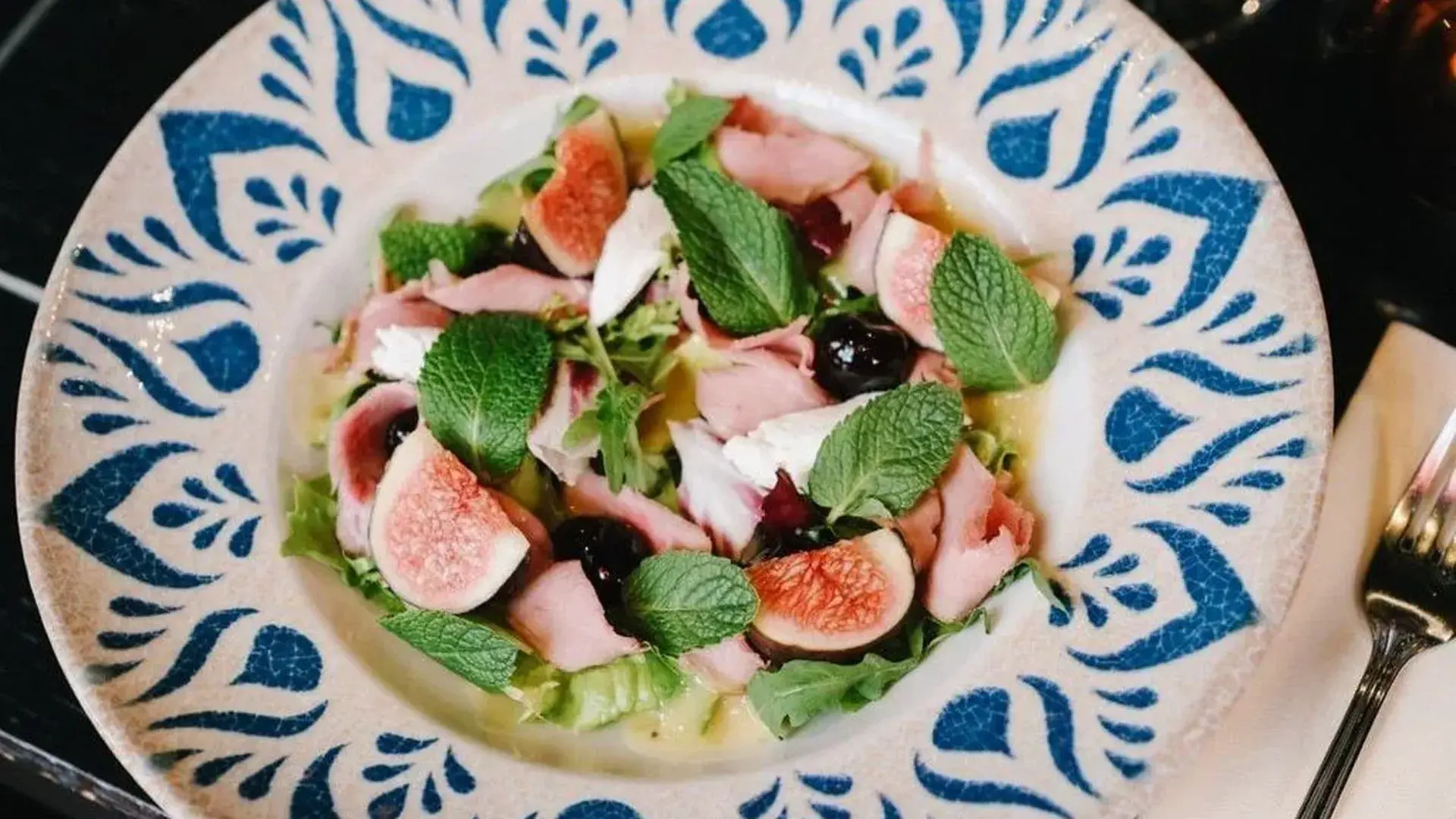 Тарілка із салатом з інжиром і мʼятою