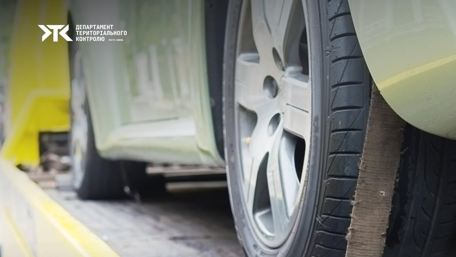 Крупний план колеса автомобіля, який евакуюють