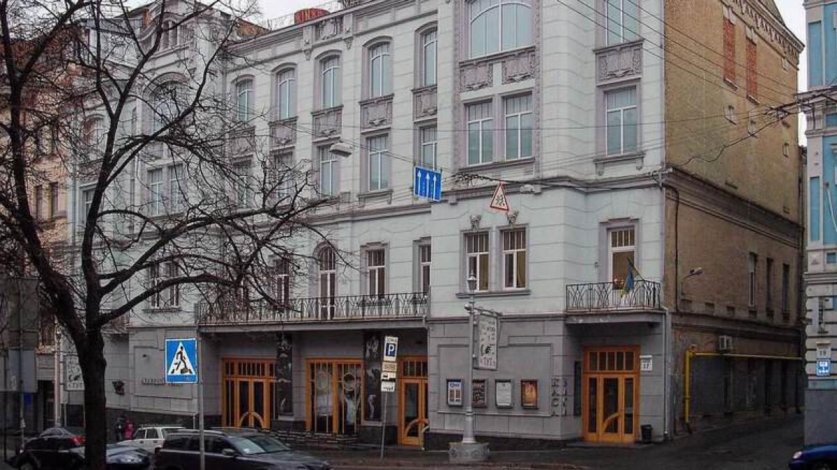 Актори Молодого театру після вистави нагадали про справу Андрія Білоуса, якого звинувачують у домаганнях Актори Молодого театру після вистави нагадали про справу Андрія Білоуса, якого звинувачують у домаганнях
