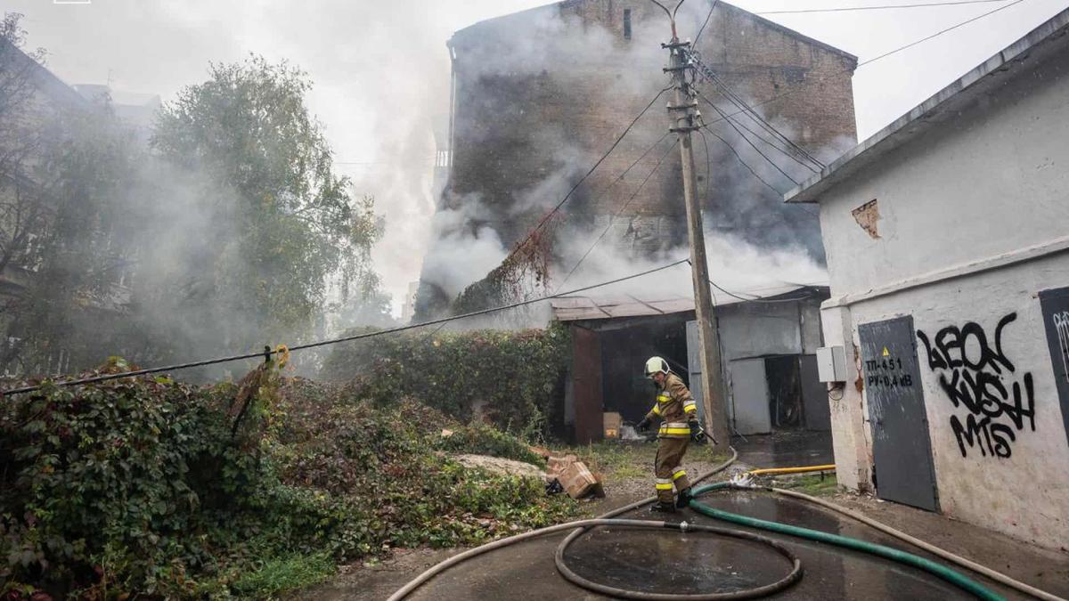 Пожежа на Саксаганського: рятувальники запобігли поширенню Дим і пожежа в гаражному кооперативі у Києві, працівник ДСНС гасить вогонь