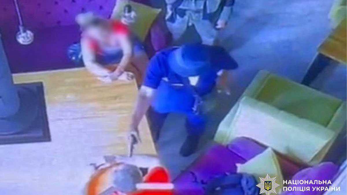 У Києві двоє чоловіків із сокирою «вибивали» зарплату подрузі: затримані поліцією У Києві двоє чоловіків із сокирою «вибивали» зарплату подрузі: затримані поліцією