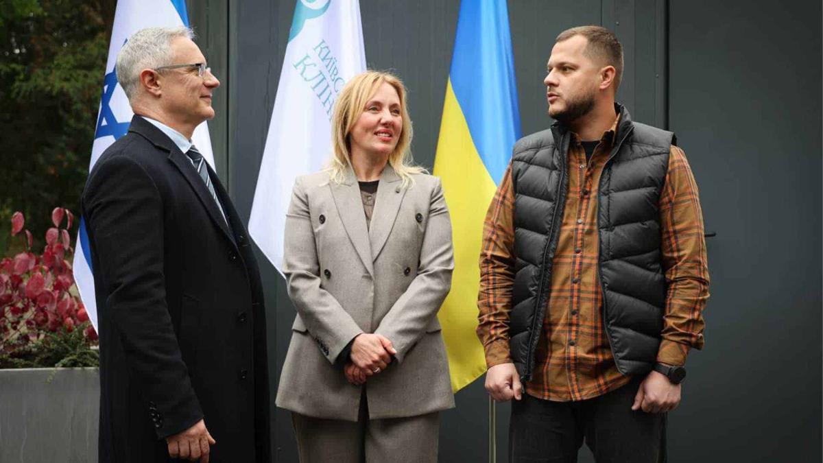 Ізраїль подарував обласній лікарні станцію фільтрації води Учасники офіційної церемонії передачі Київській обласній клінічній лікарні № 2 системи очистки води