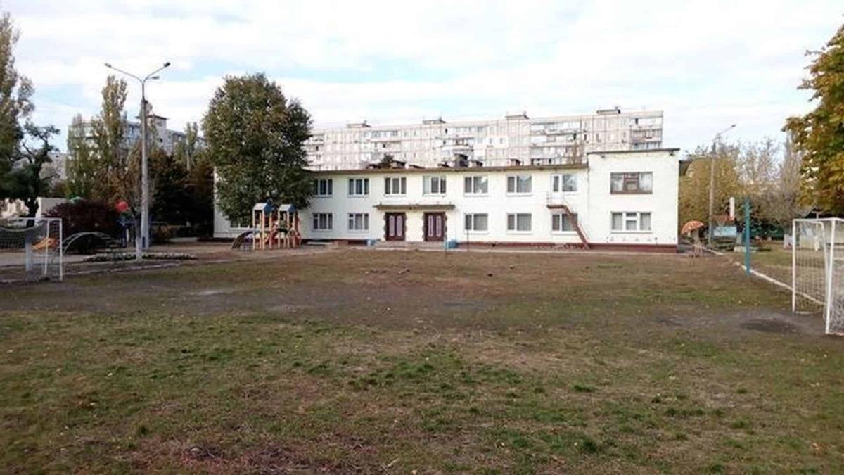 У Києві збудували перше протирадіаційне укриття в дитсадку — витратили 47,5 млн грн Двоповерхова біла будівля дитячого садка з ігровим майданчиком та футбольним полем
