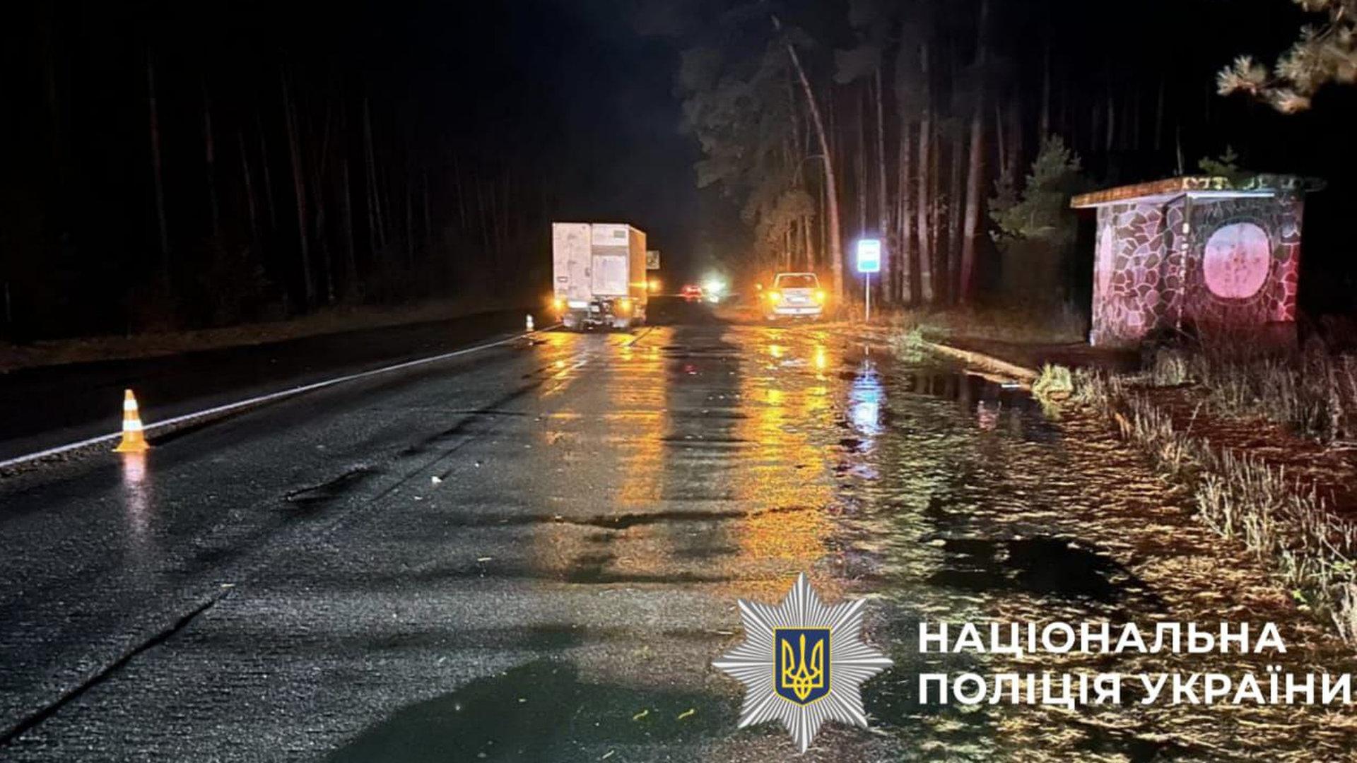 Мокра траса уночі, дорога освітлюється фарами