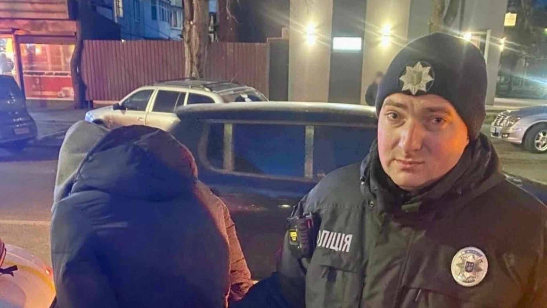 Представник правоохоронних органів тримає затриманого під вартою