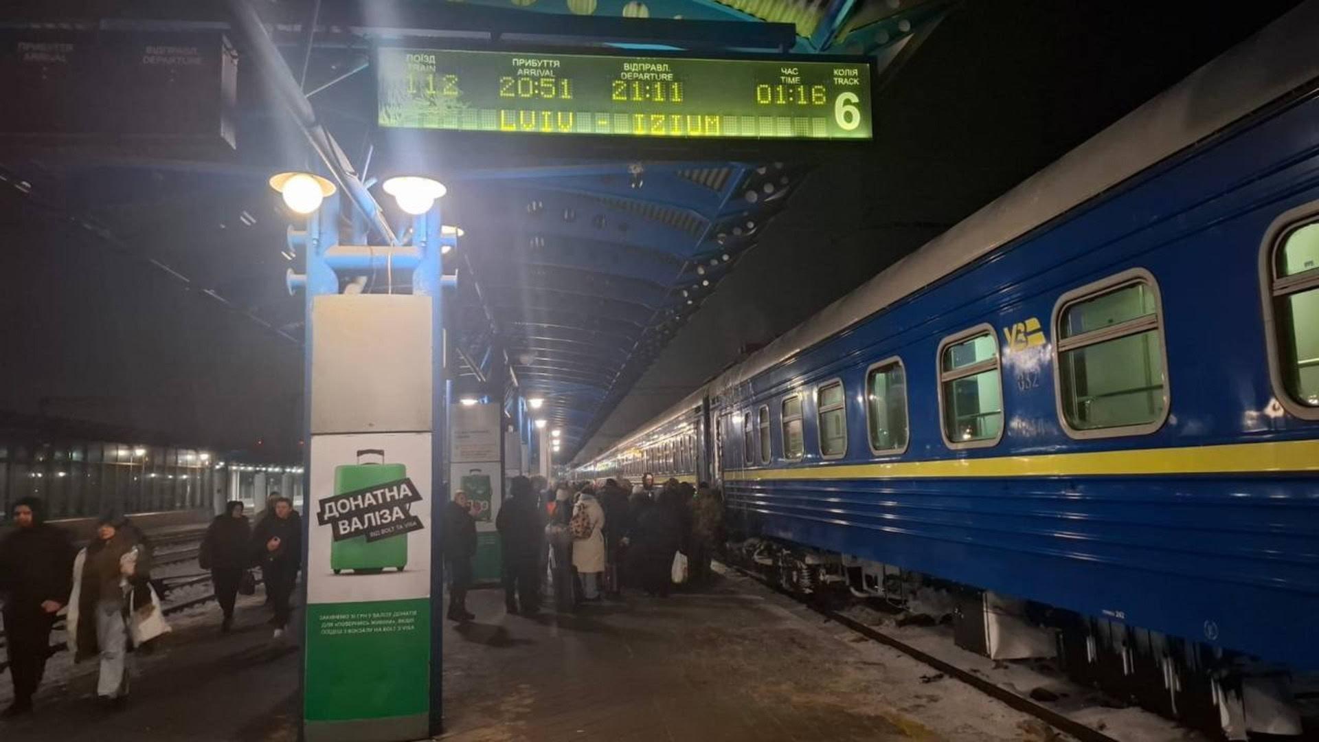 Потяг на залізничному вокзалі