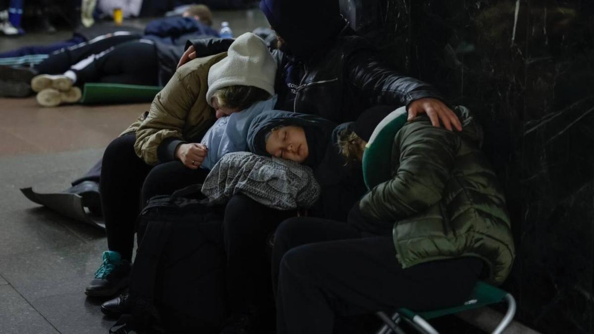 Люди ховаються у київському метро під час повітряної тривоги
