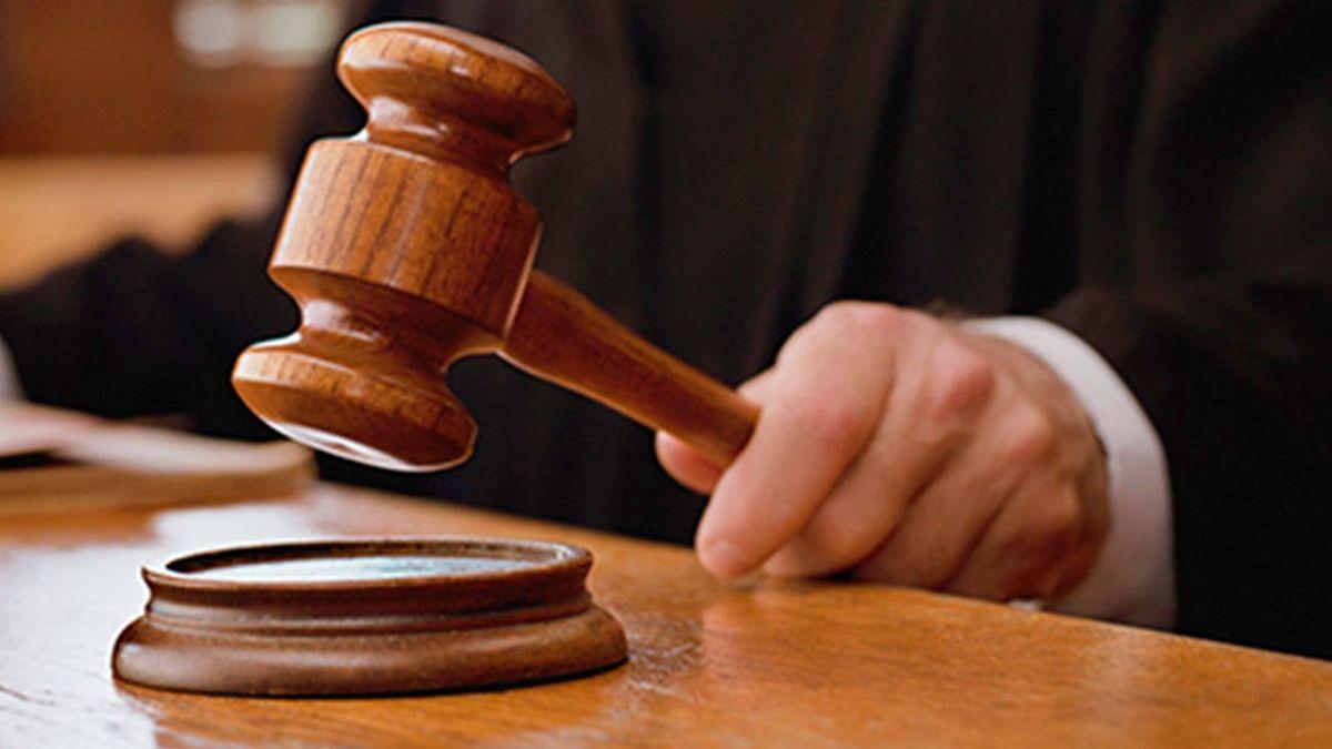 У Кагарлику судитимуть депутата, який п’яним за кермом збив неповнолітнього мотоцикліста Gavel and sound block on wooden table at a court, symbol of justice and legal proceedings, judicial decision-making, courtroom law enforcement, legal system, justice concept, close-up view, formal setting.