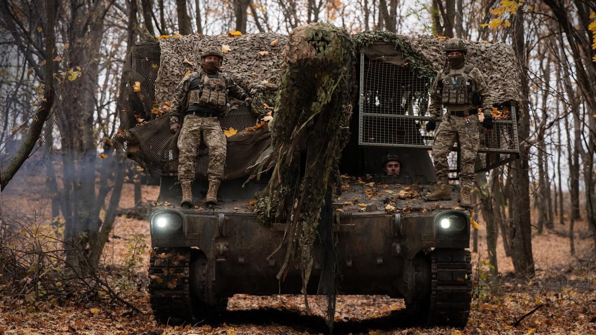 Бійці ЗСУ на бойовій машині