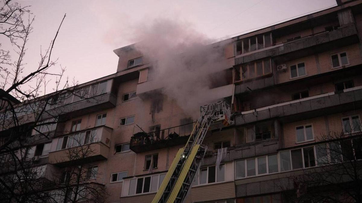 Дим здіймається над будинком в одному з районів Києві після нічного російського удару 14 листопада 2025 року