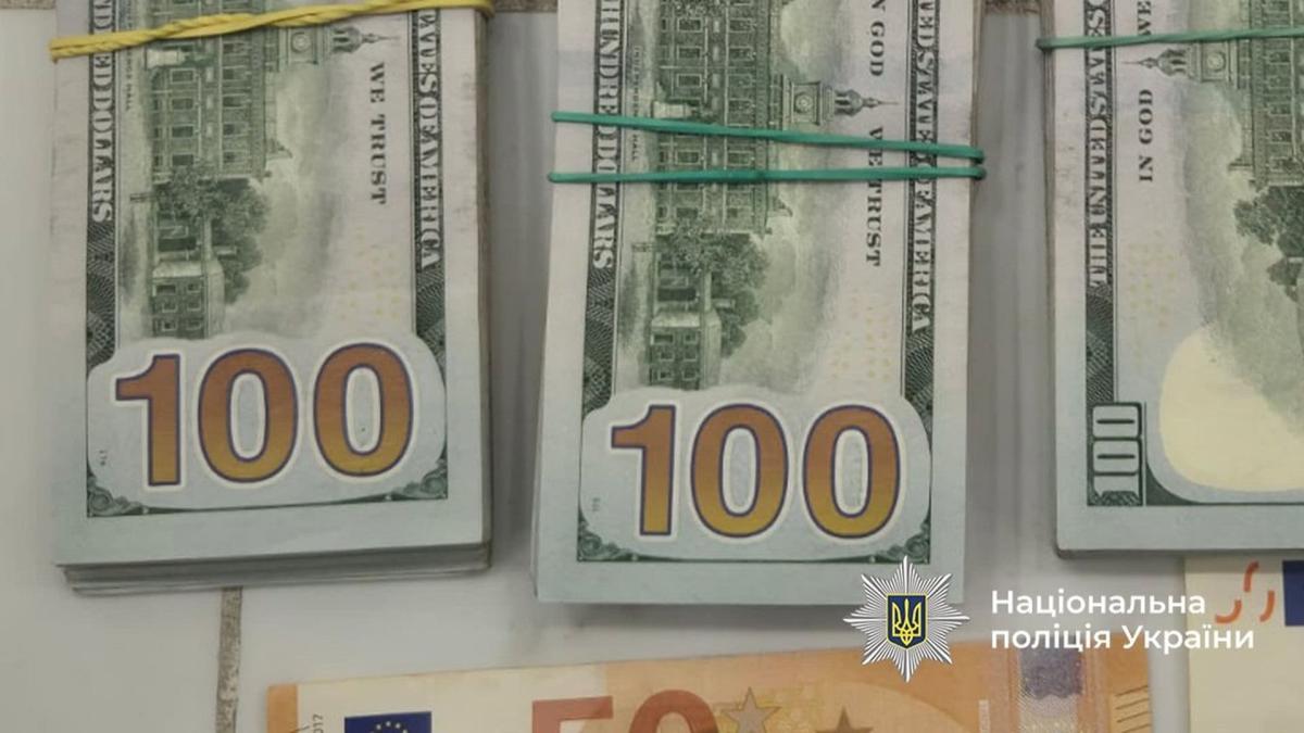 Курс валют на вихідні в Києві: долар і євро втратили позиції Доларові купюри розкладені на столі