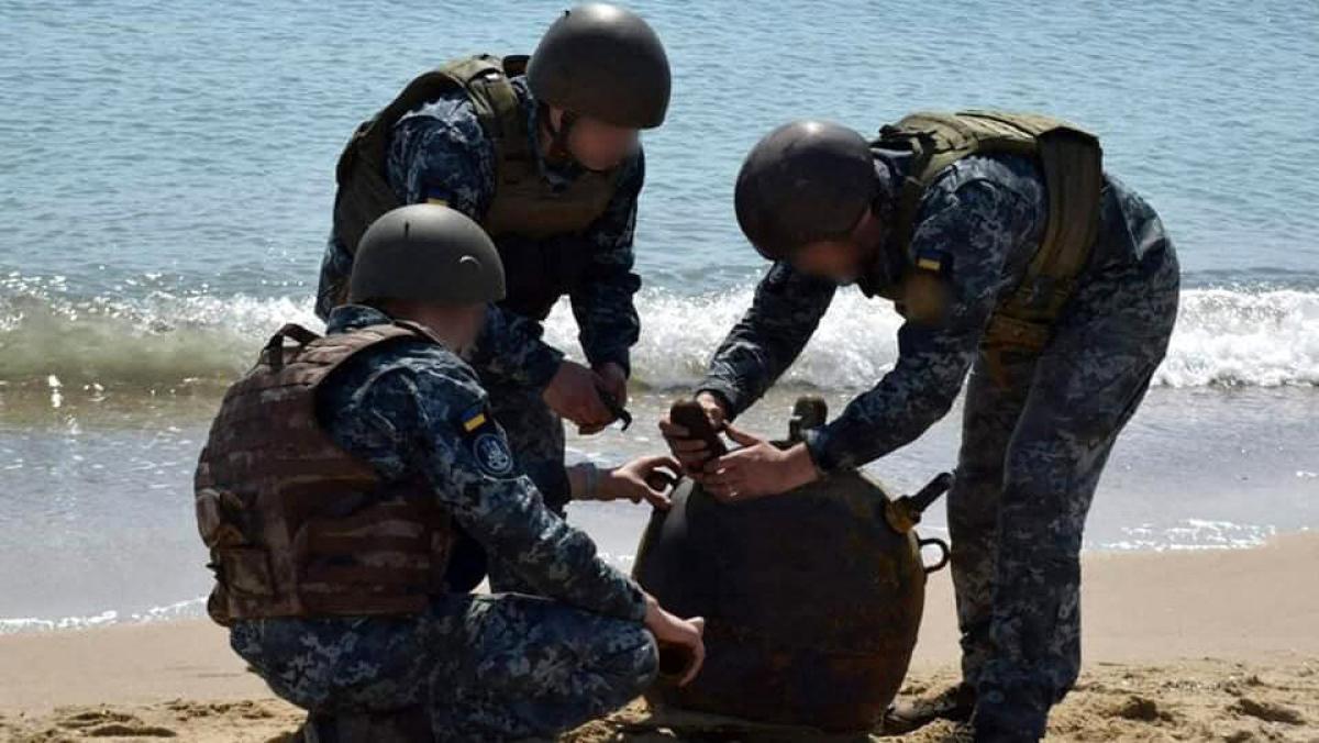 Чорне море. Українські військові знешкоджують морську міну