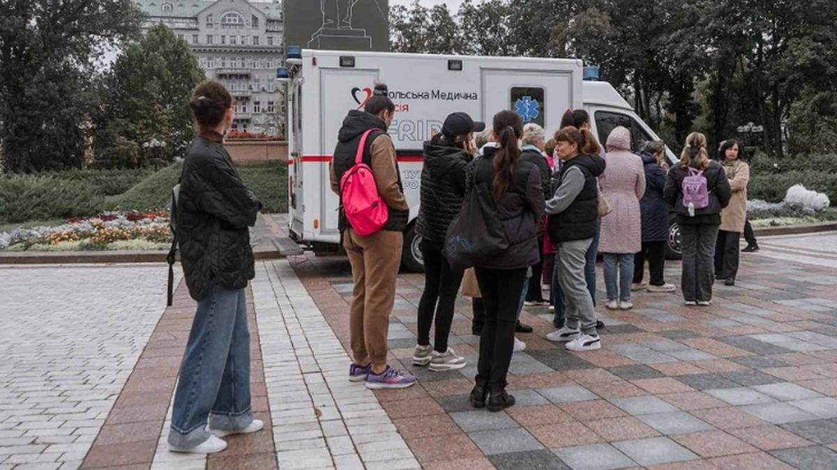У парку Шевченка будуть безплатні огляди мамолога та гінеколога Черга жінок стоять біля медичного автомобіля в одному з парків Києва