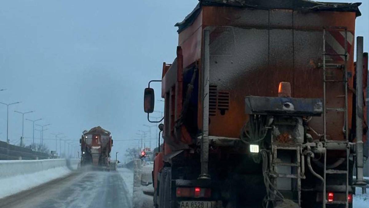 Дороги Київщини обробляють від снігу та ожеледиці