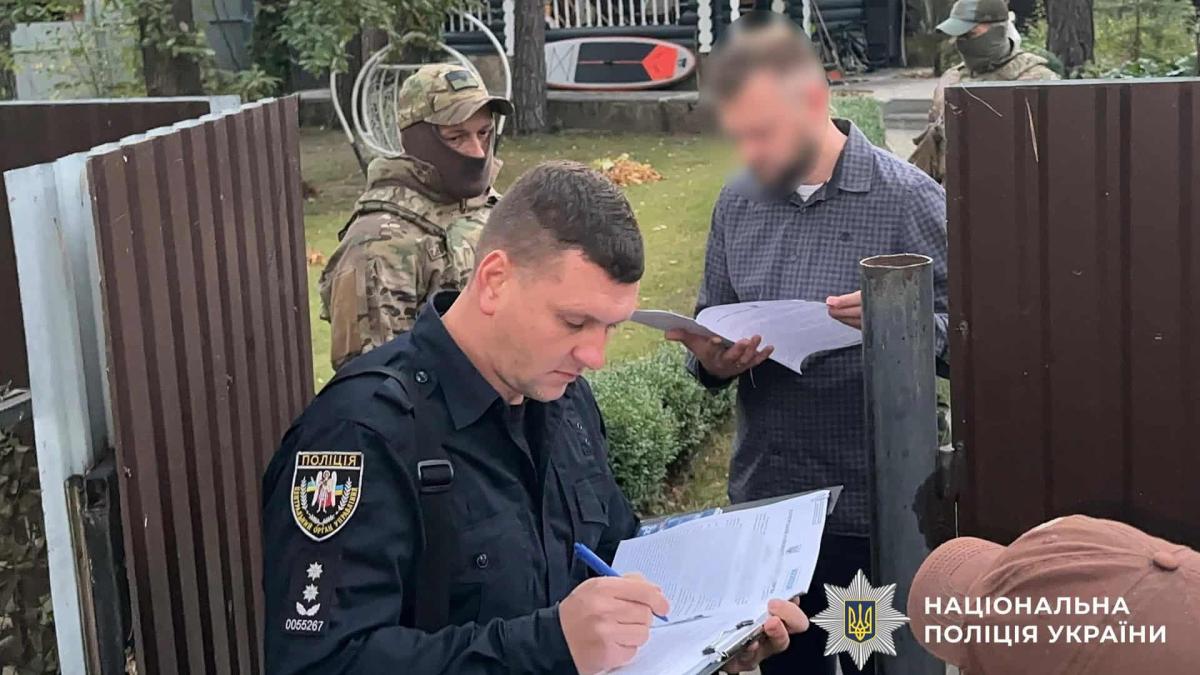 Скандал у МЗС: чиновника затримали за продаж українських паспортів росіянам Кілька працівників поліції стоять з паперами біля приватного будинку підозрюваного у злочині