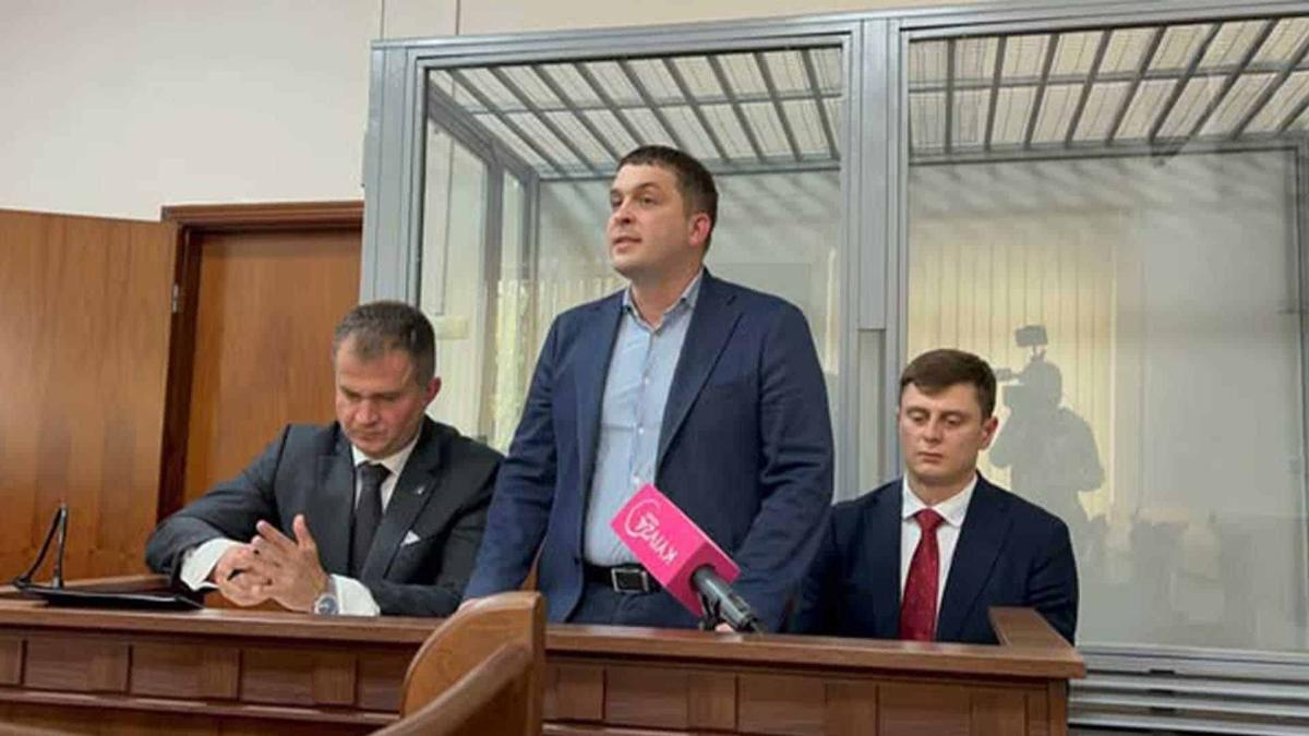 Загуменного відправили під цілодобовий арешт Троє чоловіків у залі судових засідань