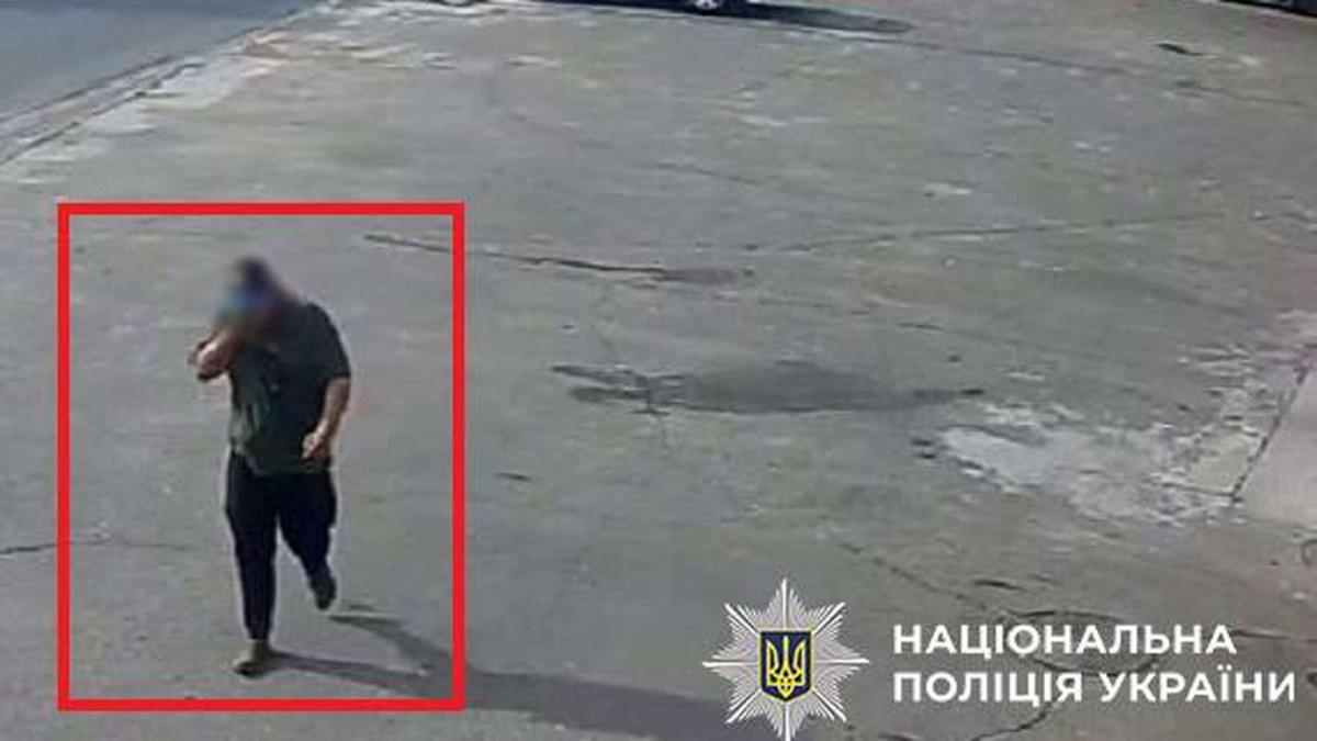 Чоловік іде вулицею Києва