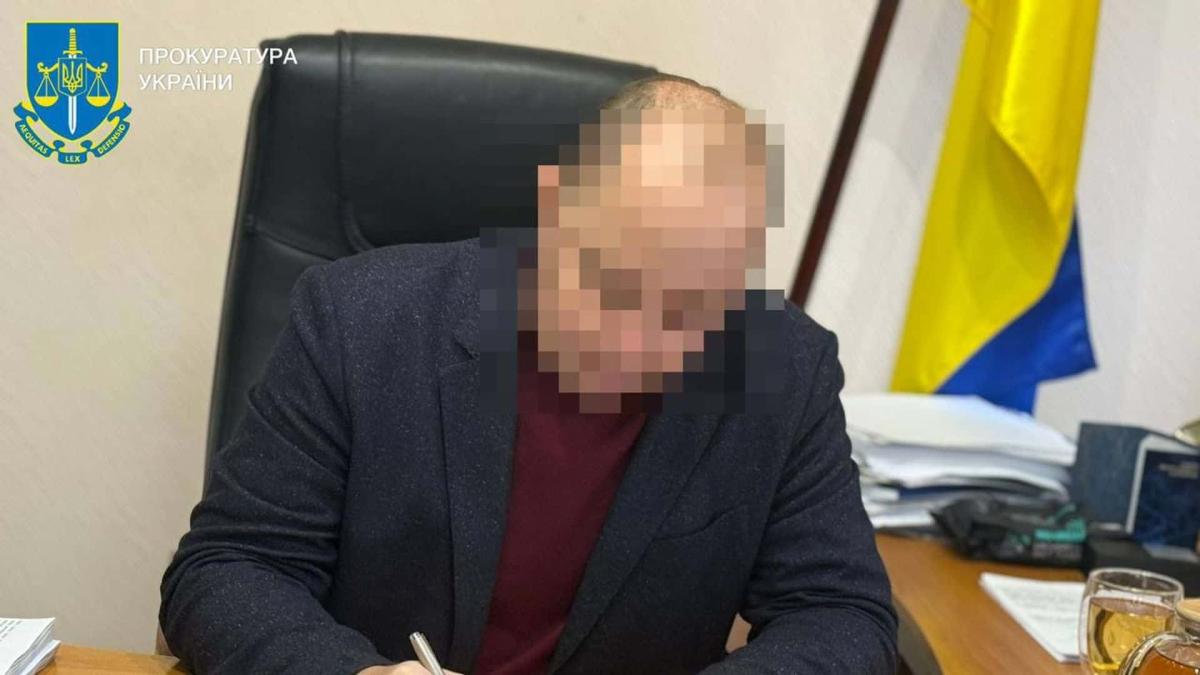Мера Вишгорода підозрюють у розтраті понад 6,6 млн грн бюджетних коштів Чоловік із розмитим обличчям сидить за робочим столом у кабінеті, підписуючи документи