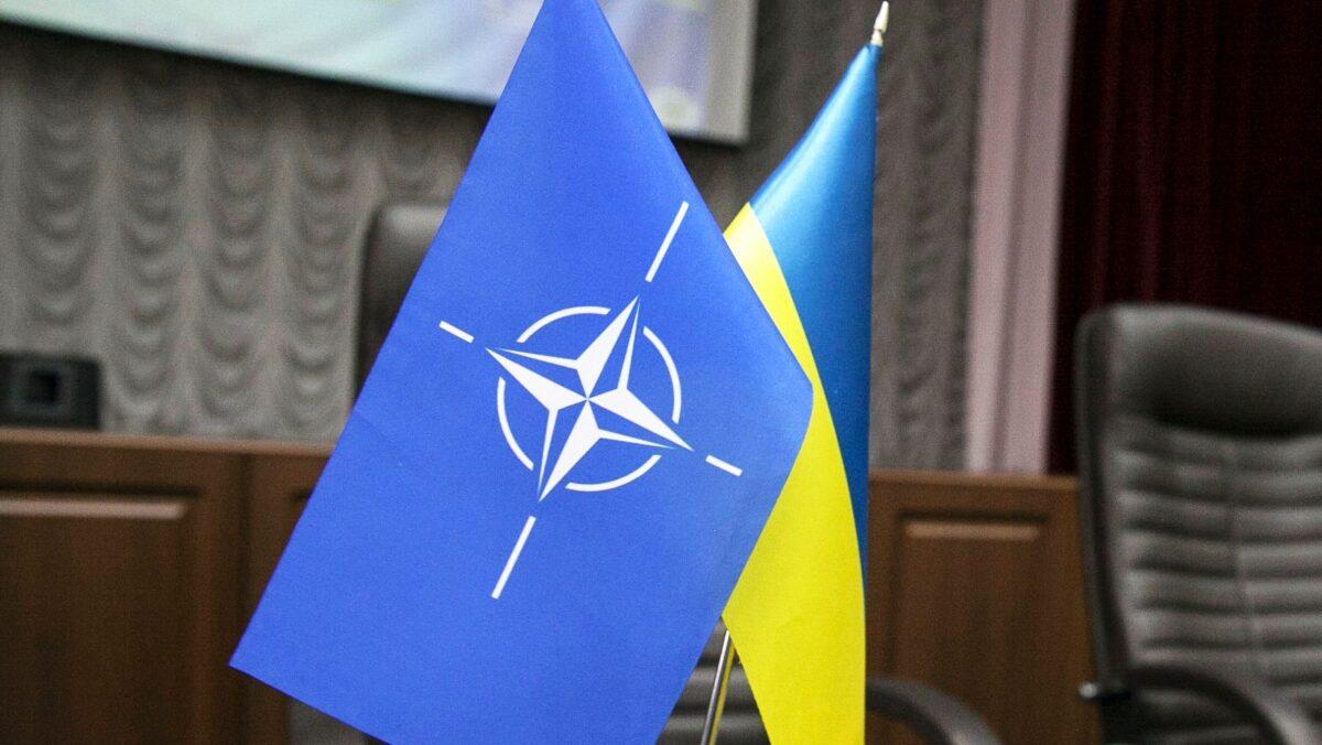 Чи закриє НАТО небо над Україною після атак дронів на Польщу: що пропонує екскомандувач Альянсу Прапорці НАТО і України